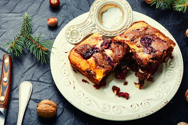 Trozo Pastel Con Chocolate Cerezas Nueces Torta Mármol — Foto de Stock