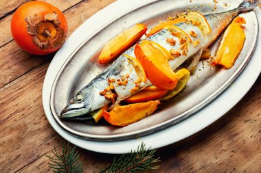 Balık yemi, fırında uskumru. Hurma ağacında balık.