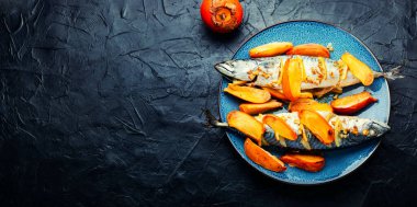 Öğle yemeği, hurma ve limonla pişirilmiş uskumru balığı. Boşluğu kopyala, menü tarifi yeri