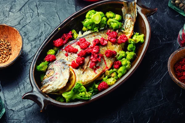 Dorado Ahududu Salamurası Brocooli Ile Pişirildi Noel Masası Için Balık — Stok fotoğraf