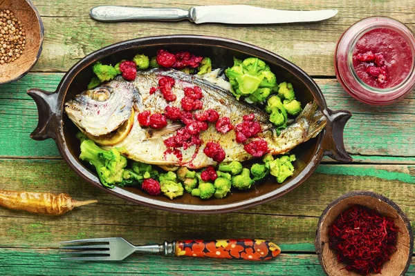 Heerlijke Zeebrasem Gebakken Met Frambozen Broccoli Dorado Vis — Stockfoto