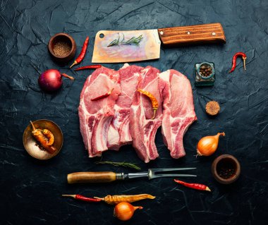Pişirmek için taze domuz eti. Domuz filetosu.