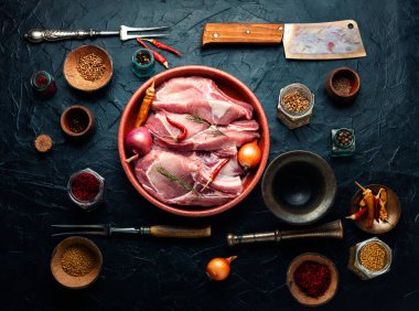 Pişirmek için taze domuz eti. Domuz filetosu ve baharat