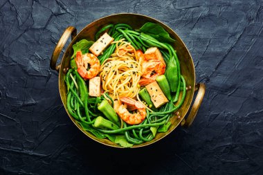 Karides, kuşkonmaz fasulyesi ve bamyayla Asya usulü lezzetli salata..