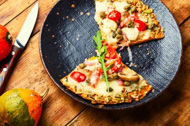 Salamlı pizza, peynirli, kabaklı domates. Ev yapımı sonbahar tarifi
