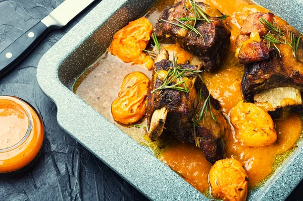 Leckere Schweinerippchen Gebraten Mit Aprikosensauce Backblech — Stockfoto