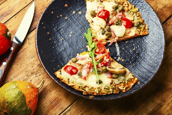 Pizza Med Salami Ost Tomat Pumpa Skorpa Hemlagat Höstrecept — Stockfoto