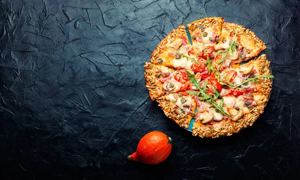 Pizza Med Korv Tomat Och Kapris Pumptortilla — Stockfoto