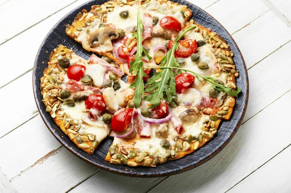 Salamlı pizza, peynirli, kabaklı düz ekmekli domates. Sonbahar tarifi