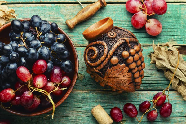 Junger Wein Der Flasche Schöne Weinflasche Mit Herbstlichem Traubenwein — Stockfoto