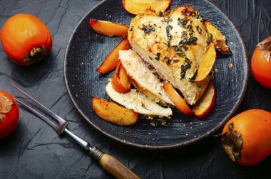 Hurmayla kızartılmış Aromatik tavuk eti. Meyveli tavuk eti..