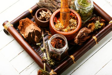 Şifalı otlar ve bitkiler. Tahta tepside homeopatik bitkiler..