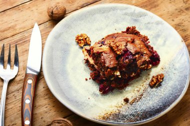 Çikolatalı kek ya da kirazlı ve fındıklı turta. Tatlı tatlı