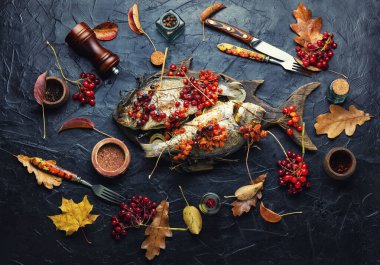 Sonbahar meyveli ızgara dorado. Viburum 'lu kızarmış balık.