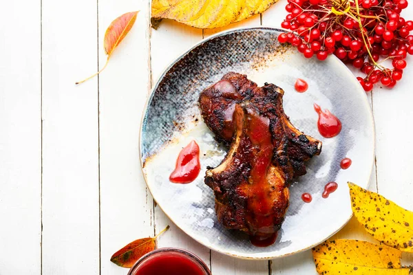 Carne Apetitosa Osso Assado Com Viburnum Syrup Meat Alimentos — Fotografia de Stock