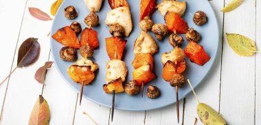 Balkabağı ve mantarlı tavuk kebabı. Sebzeli tavuk şişi.