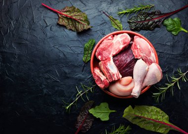 Taze çiğ et çeşitleri. Mutfak masasında sığır eti, domuz eti ve tavuk eti.