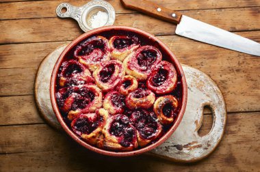 Kirazlı ev yapımı süzme peynir turtası. Tatlı tatlı, köylü keki