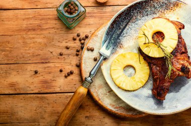Ananas salamurasıyla pişirilmiş sığır eti. Metin için boşluk