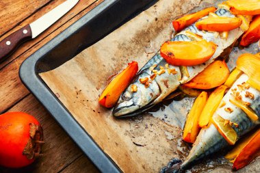 Sağlıklı yemek, fırında uskumru. Hurma ağacında balık.