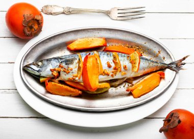 Hurma ve limonla pişirilmiş lezzetli uskumru balığı..