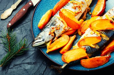 Hurma ve limonla pişirilmiş lezzetli uskumru balığı. Kızarmış scomber.