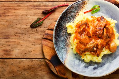 İştah açıcı et. Mantarlı et ve patates püresi.