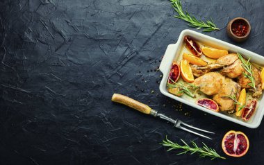 Turunçgil meyveli kızarmış tavuk eti. Fırında pişirilmiş tavuk budu. Boşluğu kopyala.