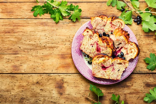 Sommerkuchen Mit Beeren Köstliche Hausgemachte Kuchen Mit Schwarzen Johannisbeeren — Stockfoto