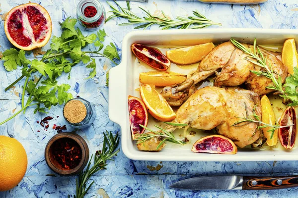 Tasty Roasted Chicken Meat Citrus Fruits Baked Chicken Legs Baking — Stock Photo, Image