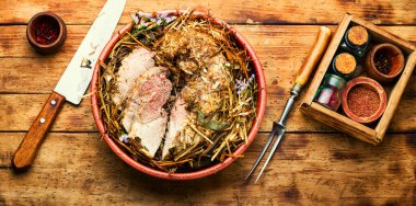 Baharatlı ve otlu domuz eti..