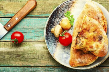Mantarlı kapalı pizza. Calzone - İtalyan turtası