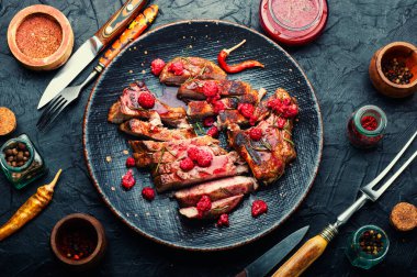 Tabakta domuz eti ve ahududu sosu.