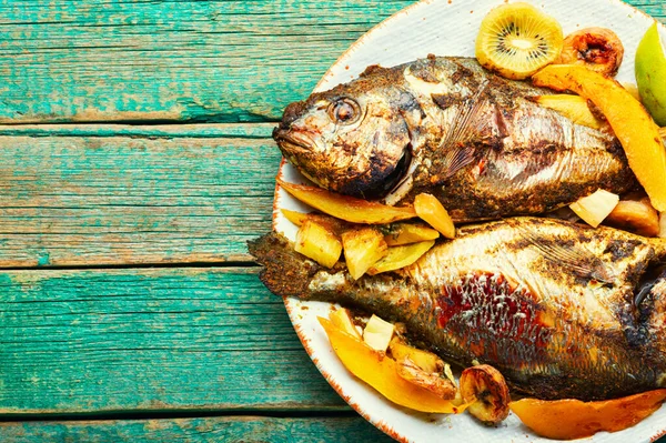 Utsökt Stekt Fisk Dorada Med Frukt Och Kryddor Plats För — Stockfoto