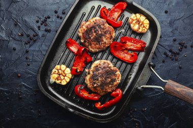 Biftek, biftek ve domuz eti ardıç meyvelerinde marine edilmiş..