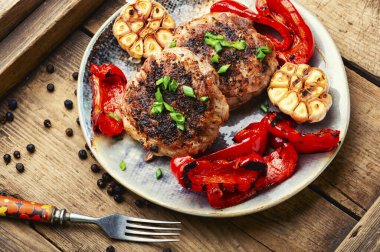 Kıyma ve kızarmış dolmalık biber ve sarımsaklı pilav.