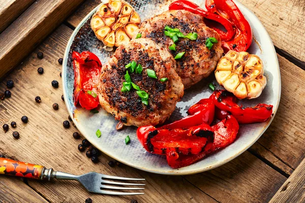 Kıyma ve kızarmış dolmalık biber ve sarımsaklı pilav.