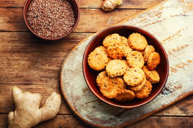 Keten ve zencefilli aperatif krakerler. Vejetaryen hamur işleri.