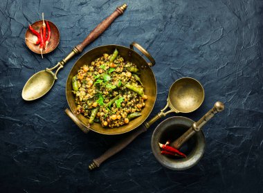 Kitchari, pilav ve yağda kızartılmış baharat. Hint yemeği.