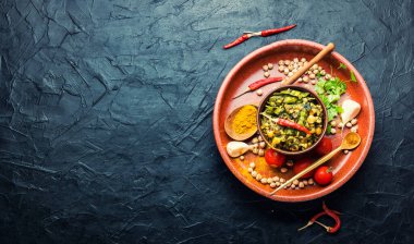 Kitchari, pilav püre ve baharatla yağda kızartılmış, metin için yer var.