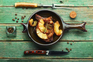 Ananas halkalarıyla pişirilmiş iştah açıcı et. Meyve salamurasında sığır eti entrikası.