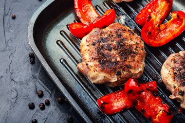 Izgara biftek, biftek ve baharatlı domuz eti. Doğranmış biftek, pirzola ve ardıç meyvesi.