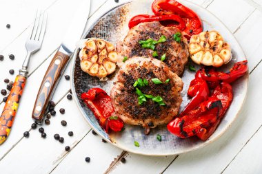 Izgara biftek ya da pirzola, baharatlı biftek ve domuz eti. Pastırmalı ızgara sulu et..