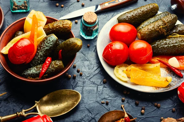 Spicy Pickles Plate Pickled Cucumbers Tomatoes Peppers — Stock Photo, Image