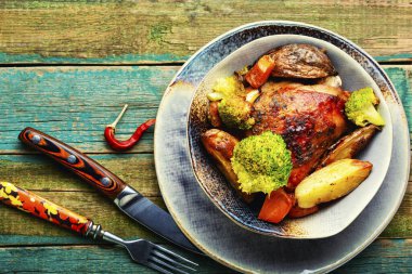 Sebze ve meyveli kızarmış tavuk eti. Kızarmış et..