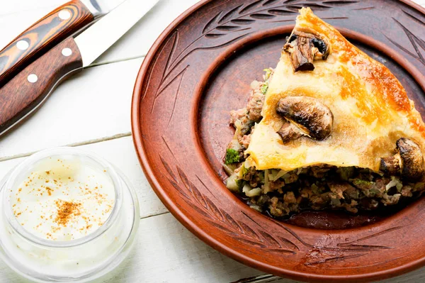 Köstlicher Hausgemachter Kuchen Mit Hackfleisch Und Pilzen — Stockfoto