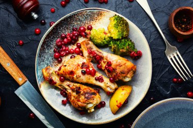 Kızarmış tavuk budu, brokoli ve kızılcıklı tavuk eti.