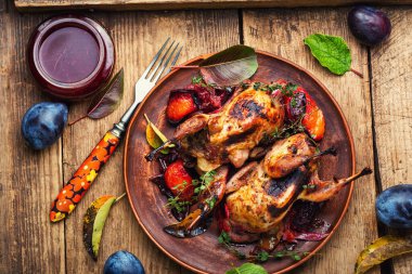 Sulu kızarmış bıldırcın, diyet eti. Erik turşulu kızarmış bıldırcın..