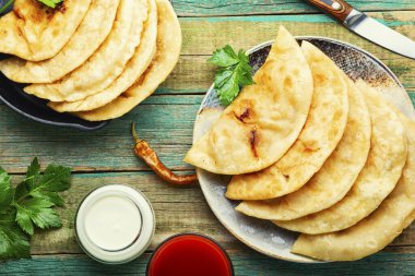 Cheburek, içi kıyma dolu mayasız bir hamur.