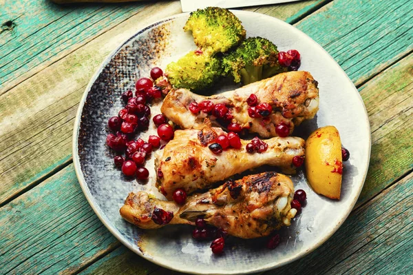 Pernas Frango Grelhadas Com Brócolis Cranberries — Fotografia de Stock